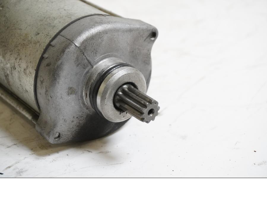 Baksidan på Startmotor från en Honda XRV 750 -1999 motorcykel.