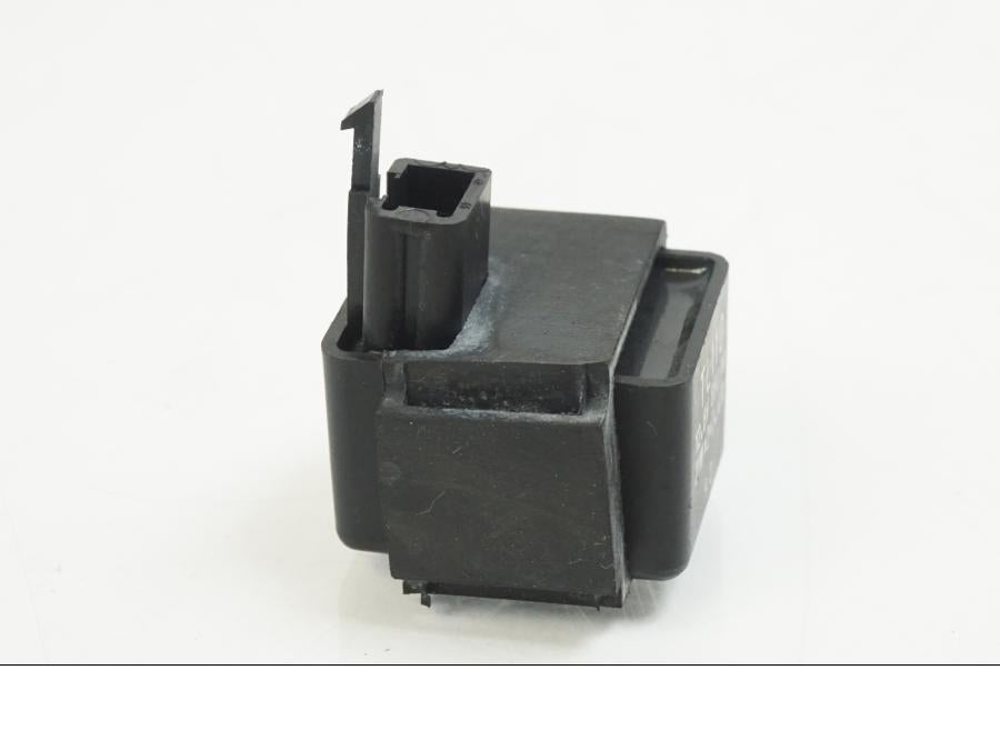 Snett uppifrån på Blinkersrelä från en Suzuki VS 1400 -1999 motorcykel.