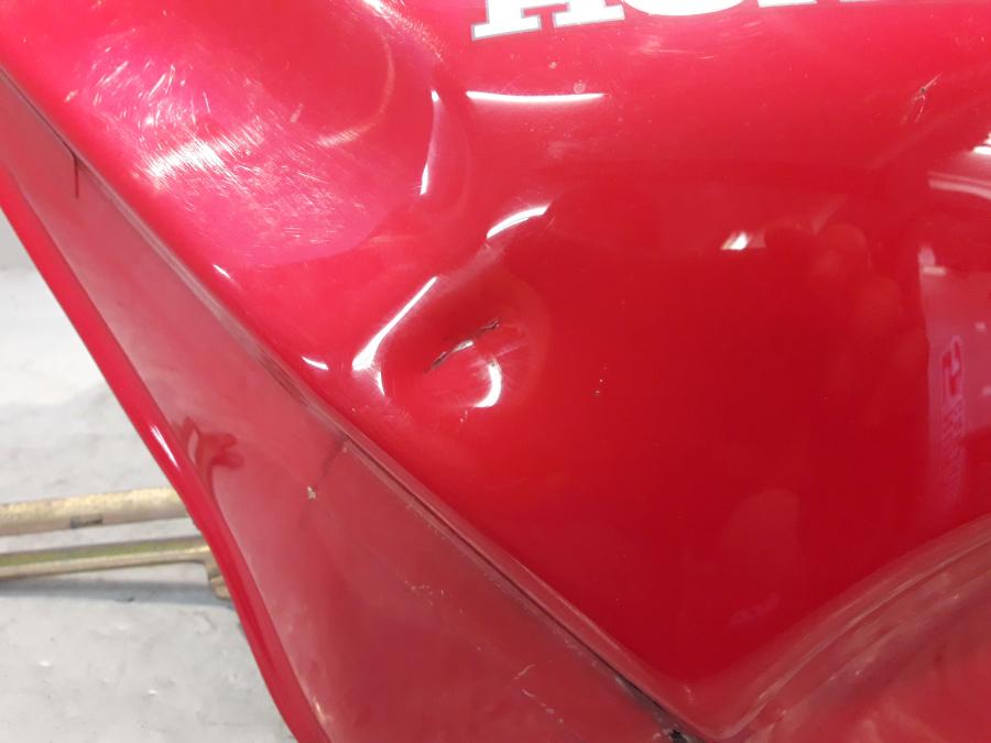 Snett uppifrån på Bensintank från en Honda CBR 1000 F -1999 motorcykel.