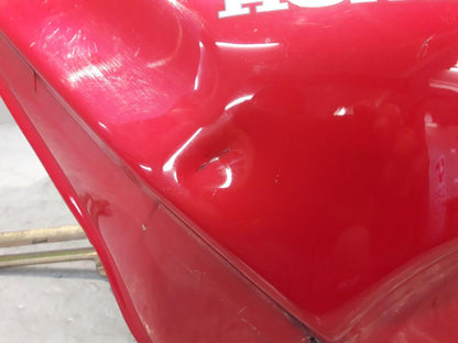 Snett uppifrån på Bensintank från en Honda CBR 1000 F -1999 motorcykel.