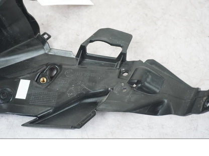 Snett nerifrån på Strålkastarkåpa från en BMW F 800 R -2018 motorcykel.