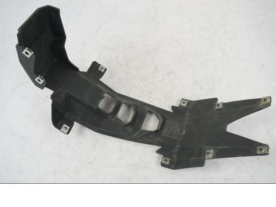 Snett nerifrån på Magkåpa från en Yamaha MT 125 -2017 motorcykel.