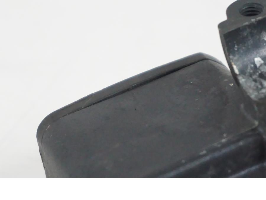 Snett nerifrån på Bromshuvudcylinder från en BMW F 650 CS -2002 motorcykel.