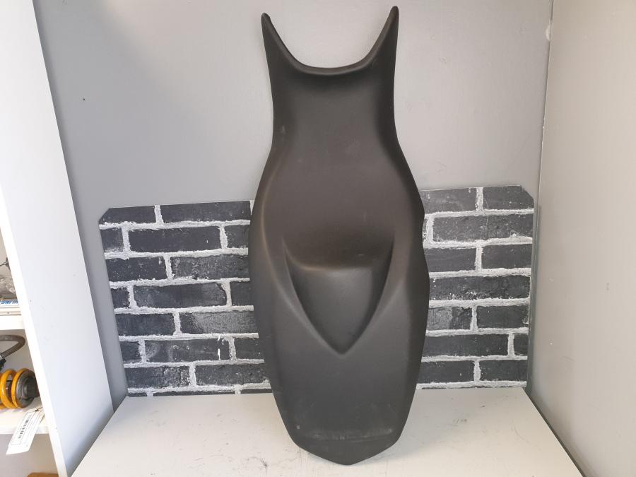 Höger sida på Sadel från en BMW F 800 S -2010 motorcykel.