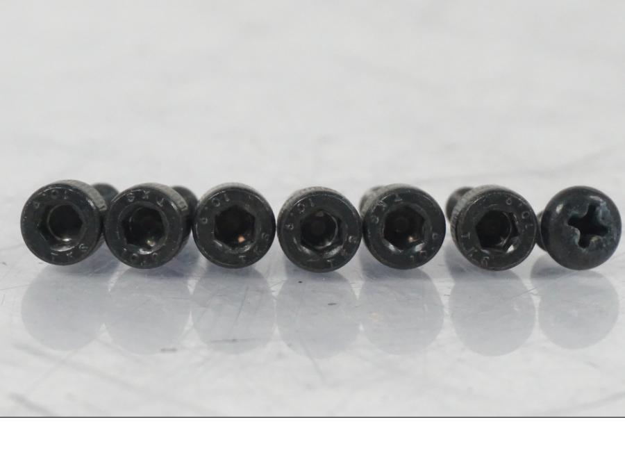 Extrabild4 på <p>Låssats från Kawasaki Ninja 300 ABS 2014.</p>

<p>1st nyckel, tändningslås, sadellås, tanklock.</p> motorcykel.