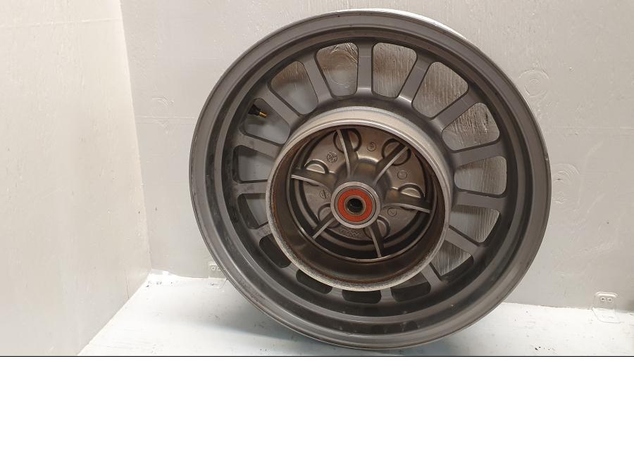 Framsidan på Fälg från en Suzuki VL 800 -2009 motorcykel.