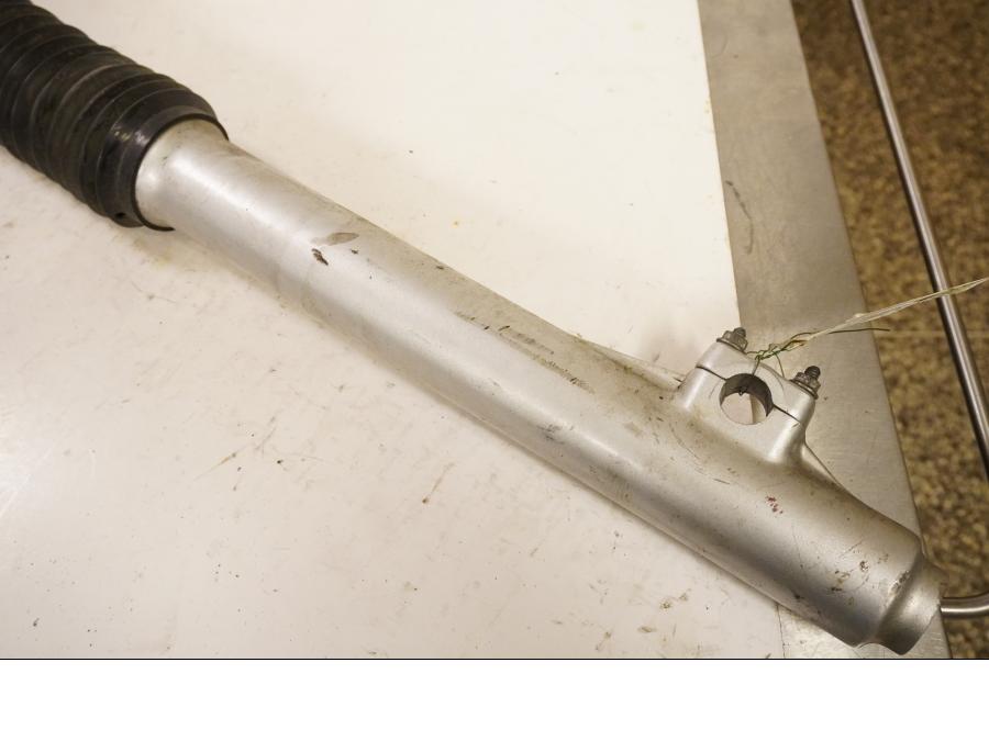 Snett uppifrån på Gaffelben från en Yamaha DT 125 -2002 motorcykel.