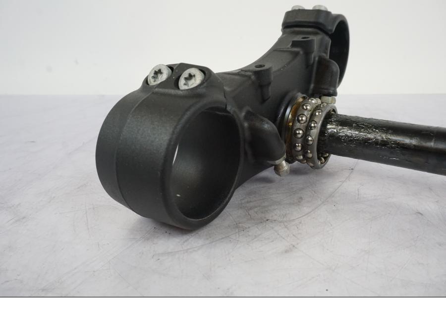 Snett uppifrån på Gaffelkrona från en KTM 1290 Super Duke -2019 motorcykel.