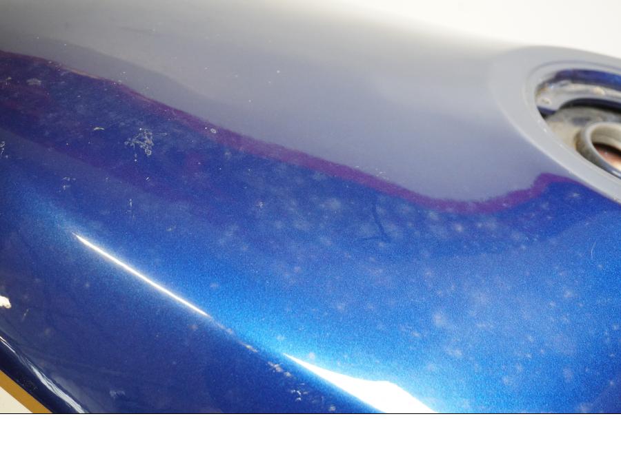 Vänster sida på Bensintank från en Kawasaki ZX-10 -2014 motorcykel.