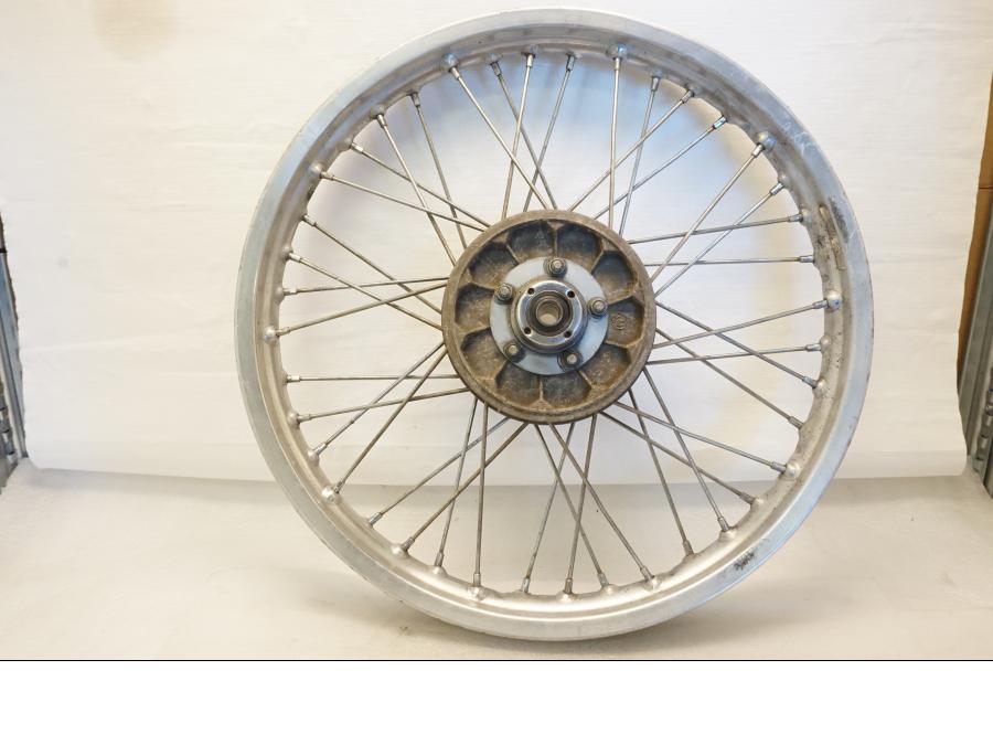 Framsidan på Fälg från en BMW R 90 -1975 motorcykel.