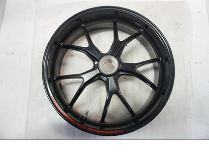 Snett uppifrån på Fälg från en Ducati Monster 796 -2013 motorcykel.