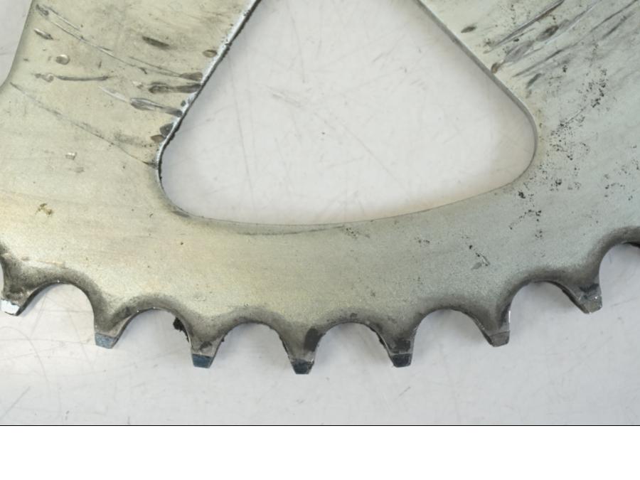 Snett uppifrån på Drev från en Kawasaki ER-6F -2016 motorcykel.