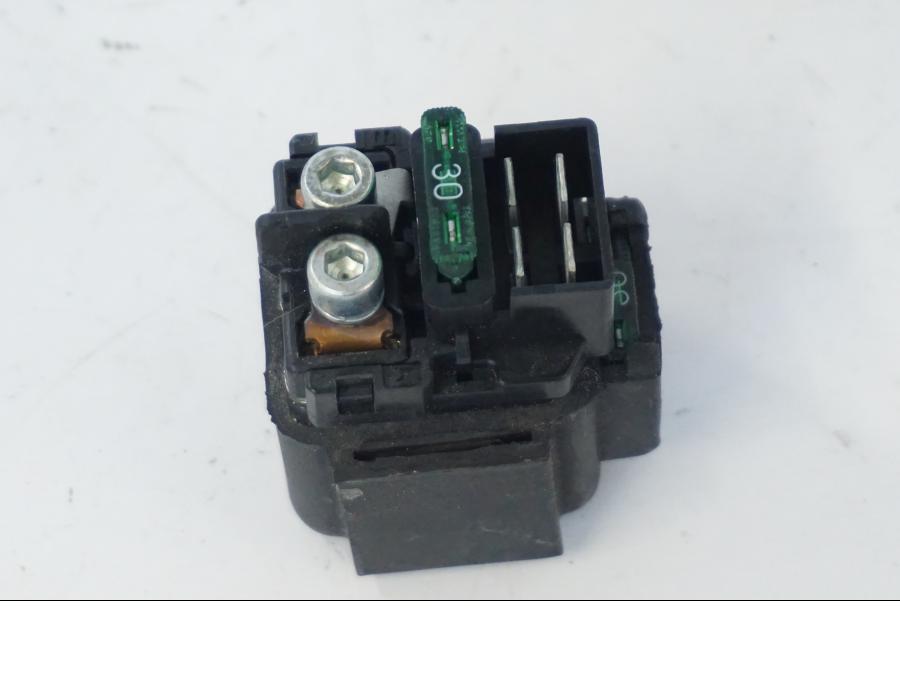 Framsidan på Startrelä från en Honda SH 300 A -2011 scooter.