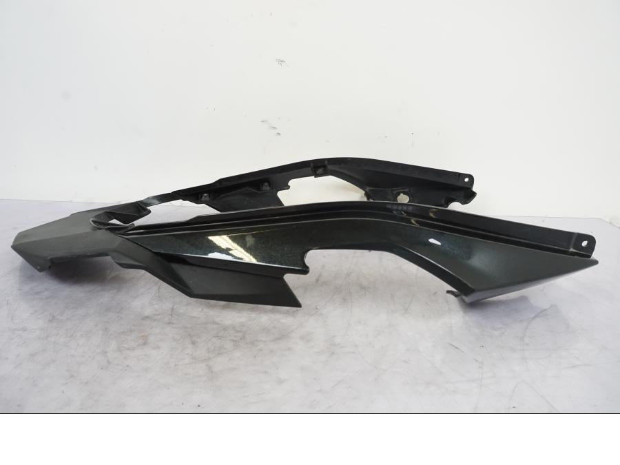 Vänster sida på Bakvinge från en Kawasaki Versys 650 -2014 motorcykel.