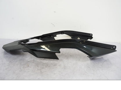 Vänster sida på Bakvinge från en Kawasaki Versys 650 -2014 motorcykel.