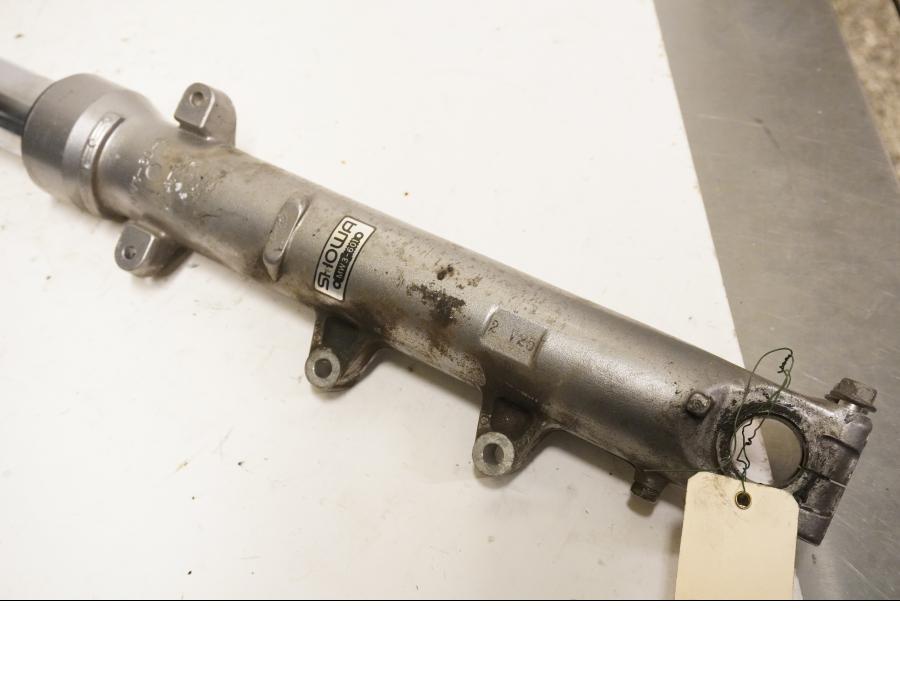 Vänster sida på Gaffelben från en Honda CB 750 -1983 motorcykel.