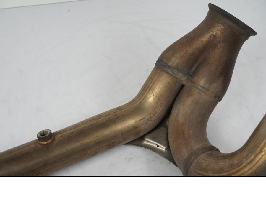 Snett nerifrån på Grenrör från en KTM 1290 Super Duke R -2015 motorcykel.