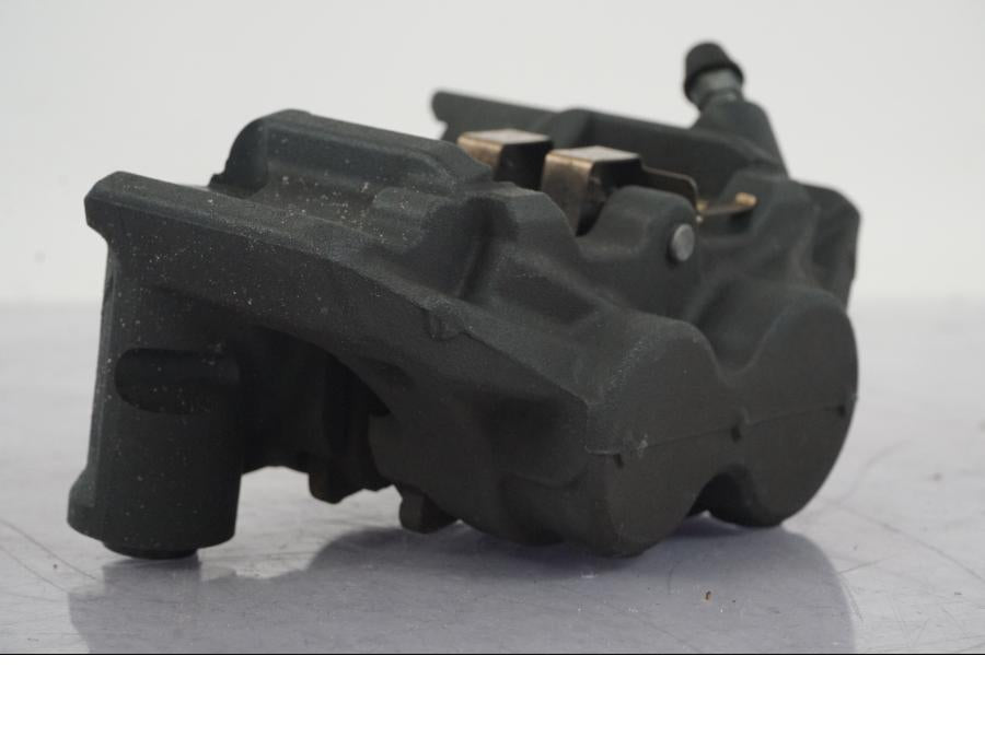 Snett nerifrån på Bromsok från en Yamaha MT-09 SP -2018 motorcykel.