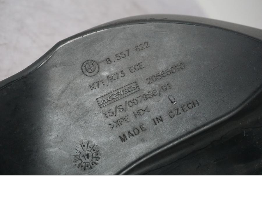 Snett uppifrån på Bensintank från en BMW F 800 R -2018 motorcykel.