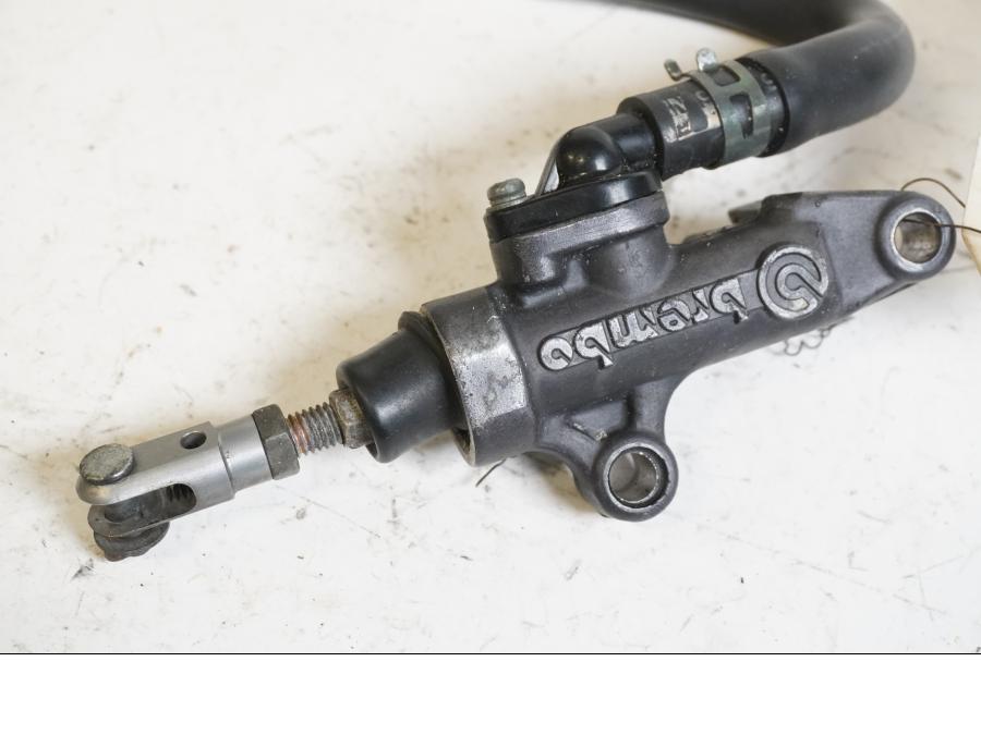 Vänster sida på Bromshuvudcylinder från en Yamaha YZF 1000 R1 -2001 motorcykel.