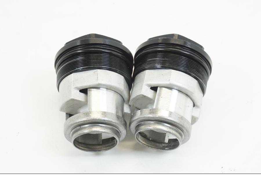 Höger sida på Gaffelbenslock från en Yamaha MT-10 -2018 motorcykel.