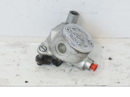 Framsidan på Bromshuvudcylinder från en Kawasaki VN 1500 -1996 motorcykel.