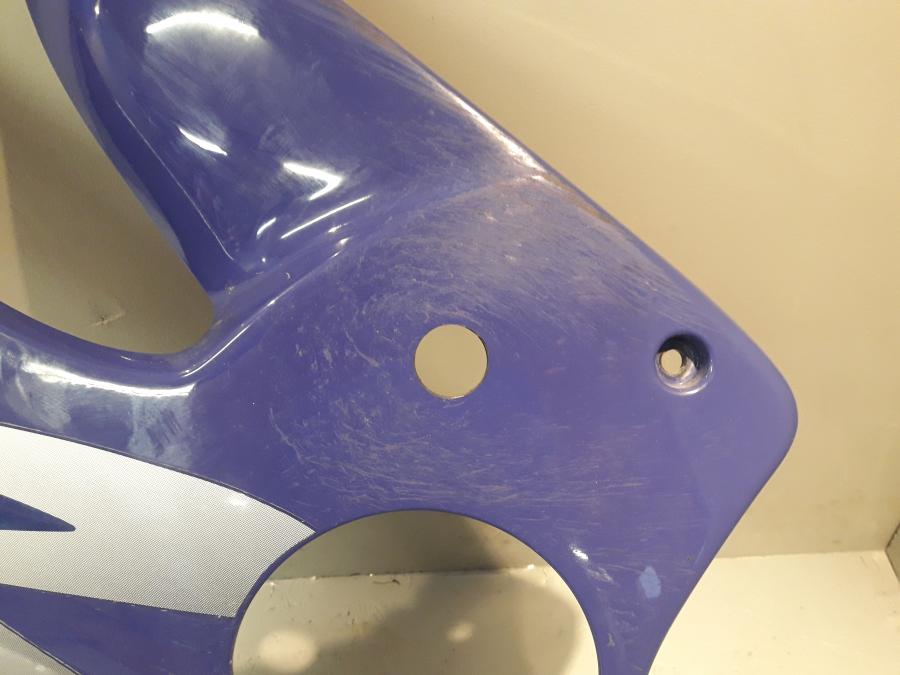 Vänster sida på Sidkåpa från en Honda CBR 600 -1999 motorcykel.