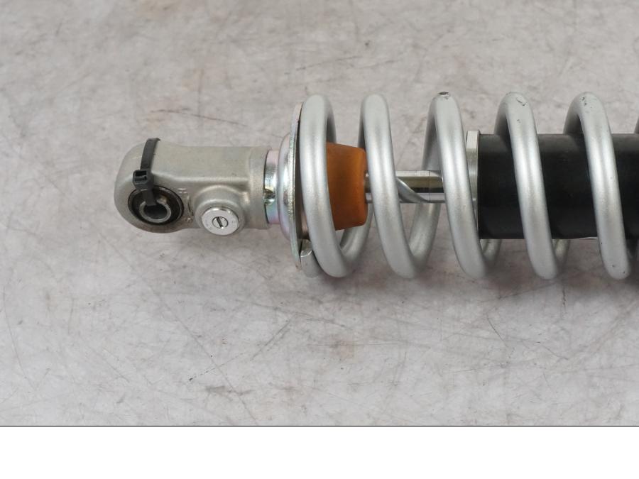 Baksidan på Stötdämpare från en Yamaha MT-09 -2024 motorcykel.