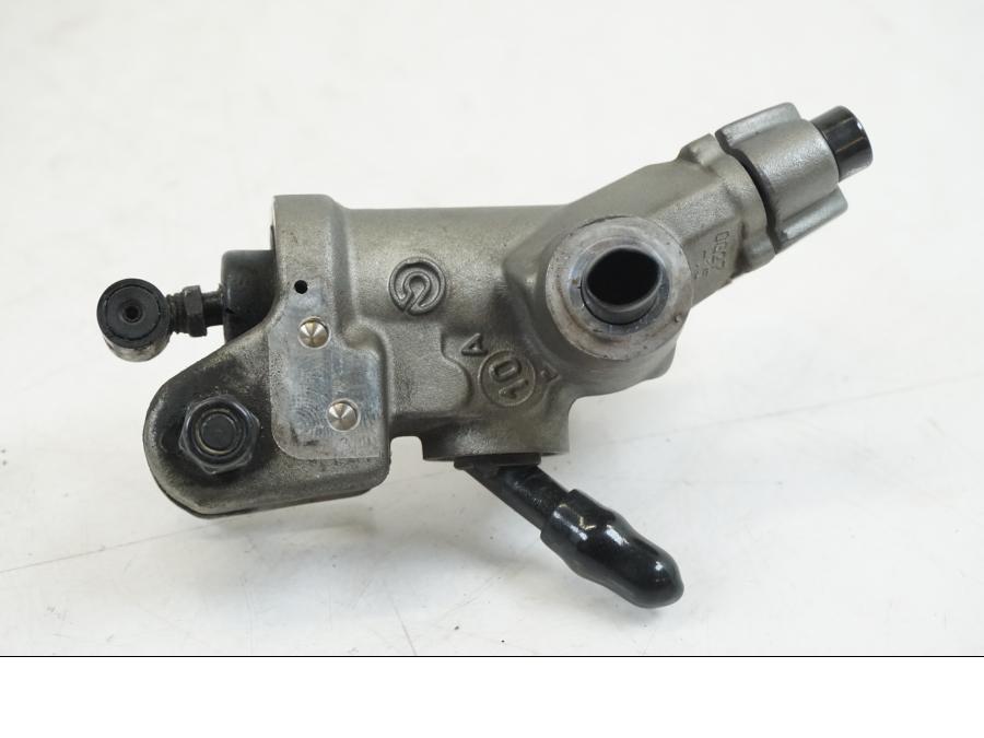 Höger sida på Kopplingshuvudcylinder från en Ducati Streetfighter S -2011 motorcykel.