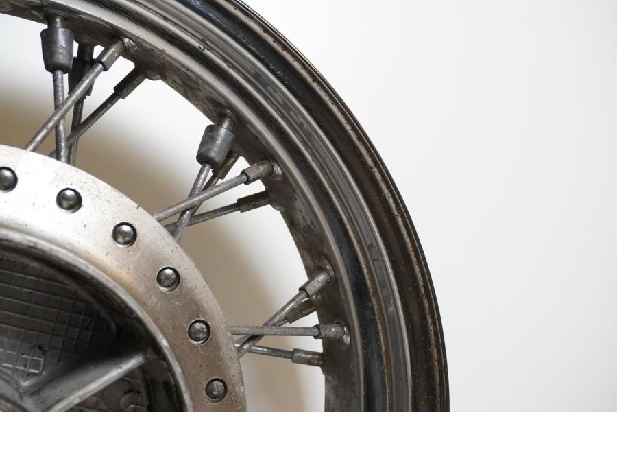 Vänster sida på Fälg från en Honda VT 600 C -1996 motorcykel.