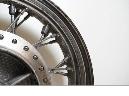 Vänster sida på Fälg från en Honda VT 600 C -1996 motorcykel.