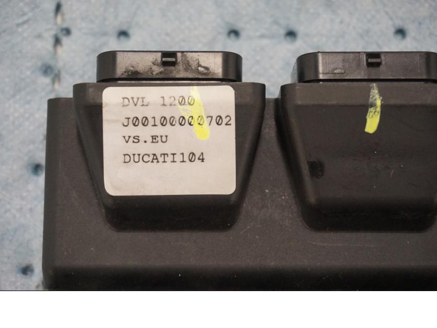 Baksidan på Låssats från en Ducati Diavel -2015 motorcykel.