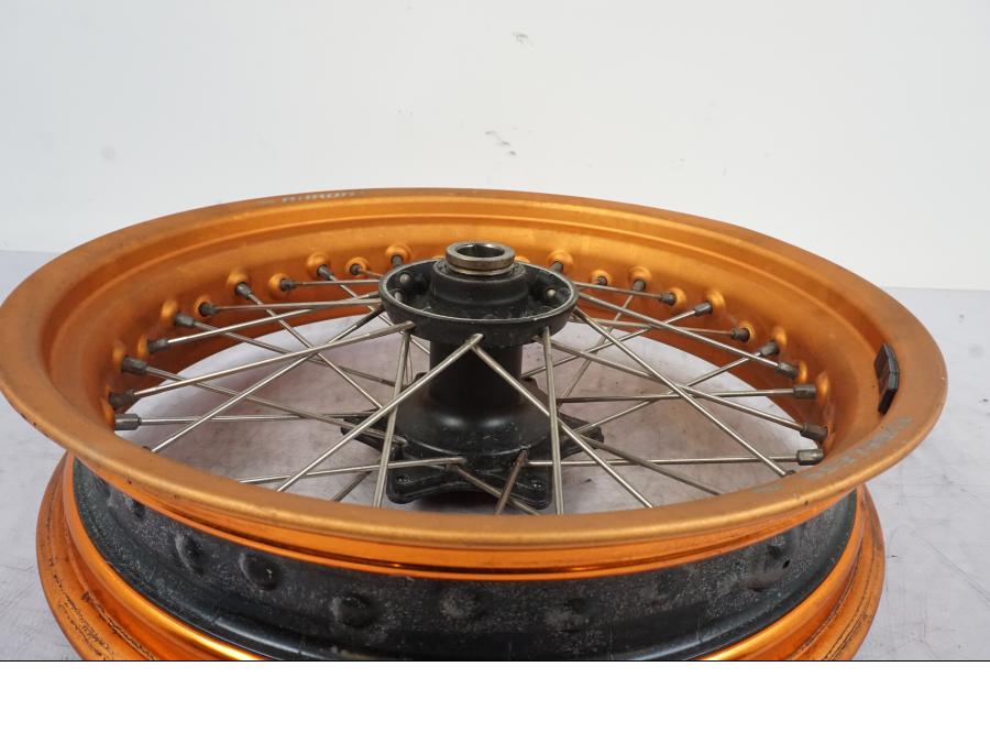 Snett nerifrån på Fälg från en KTM 690 SMCR -2016 motorcykel.