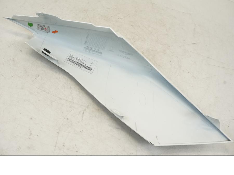 Snett nerifrån på Sidopanel från en Triumph Speed Triple -2021 motorcykel.