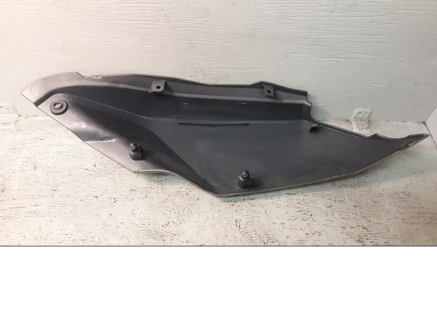 Baksidan på Sidopanel från en Honda ADV 750 -2017 motorcykel.