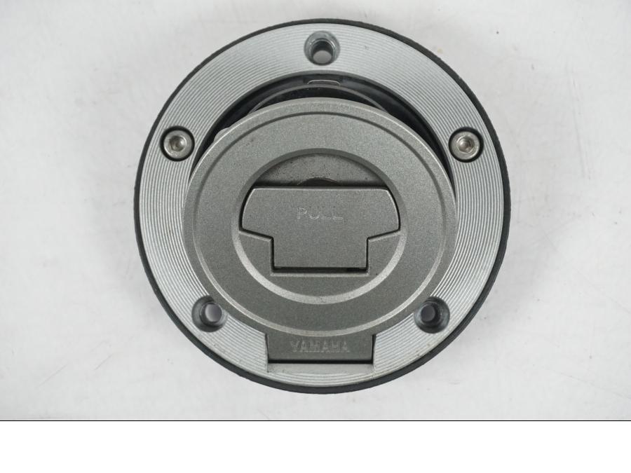 Vänster sida på <p>Låssats från Yamaha FZ-8S FAZER ABS 2011.</p>

<p>Tändningslås, antenn, tanklock, sadellås, CDI och 1st nyckel.</p> motorcykel.