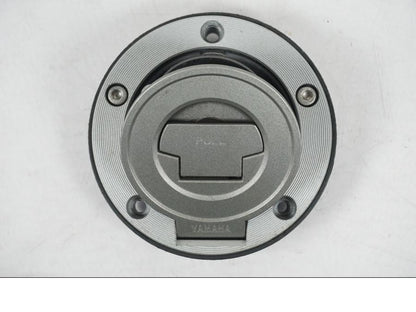 Vänster sida på <p>Låssats från Yamaha FZ-8S FAZER ABS 2011.</p>

<p>Tändningslås, antenn, tanklock, sadellås, CDI och 1st nyckel.</p> motorcykel.