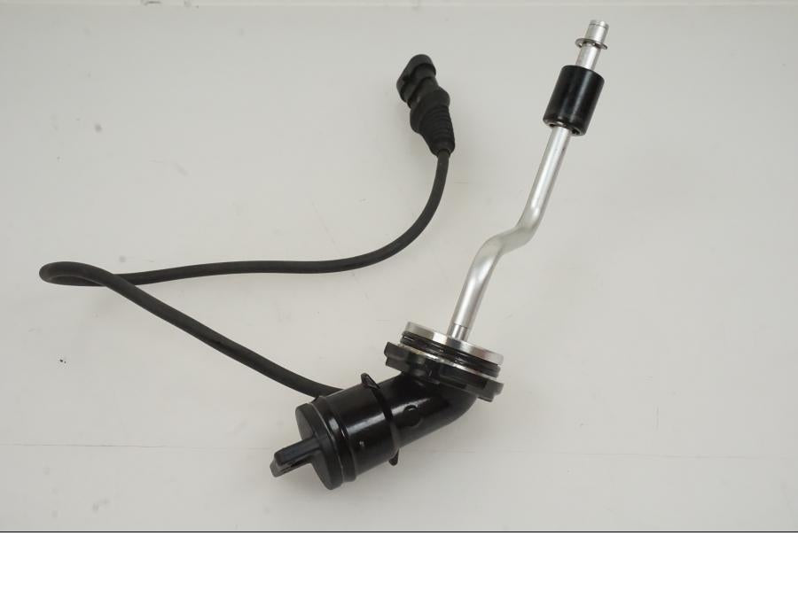 Baksidan på Oljenivågivare från en KTM 1290 Super Duke -2019 motorcykel.