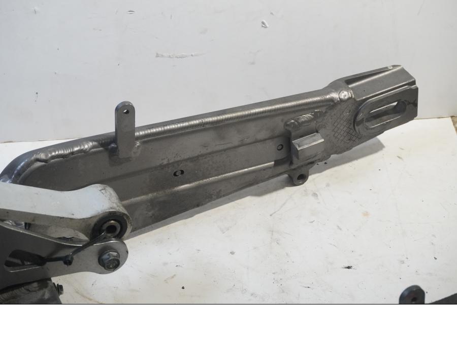 Vänster sida på Sving från en Kawasaki Versys 1000 -2012 motorcykel.