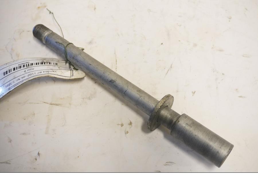 Framsidan på Axel från en Yamaha BT 1100 -2004 motorcykel.