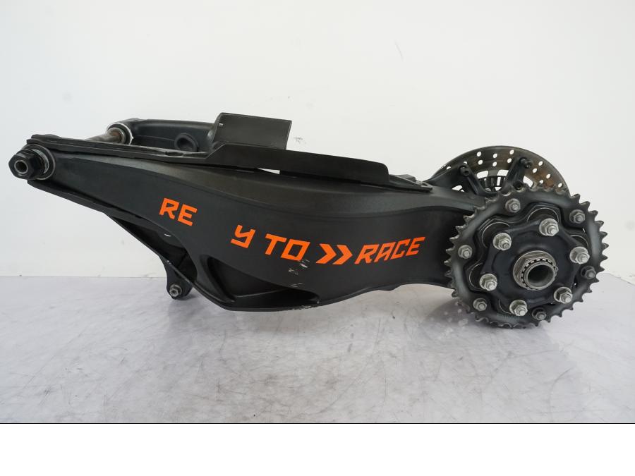 Baksidan på Sving från en KTM 1290 Super Duke R -2021 motorcykel.