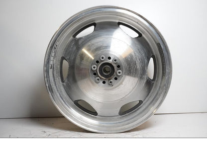 Framsidan på Fälg från en Suzuki VL 1500 -1998 motorcykel.