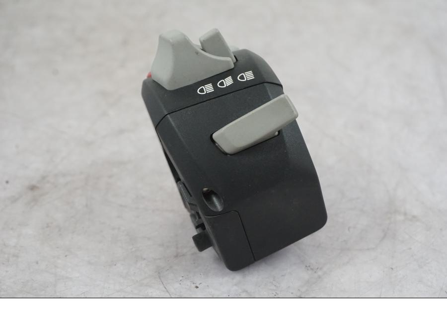 Snett nerifrån på Styrelreglage från en BMW K 1600 GTL -2015 motorcykel.