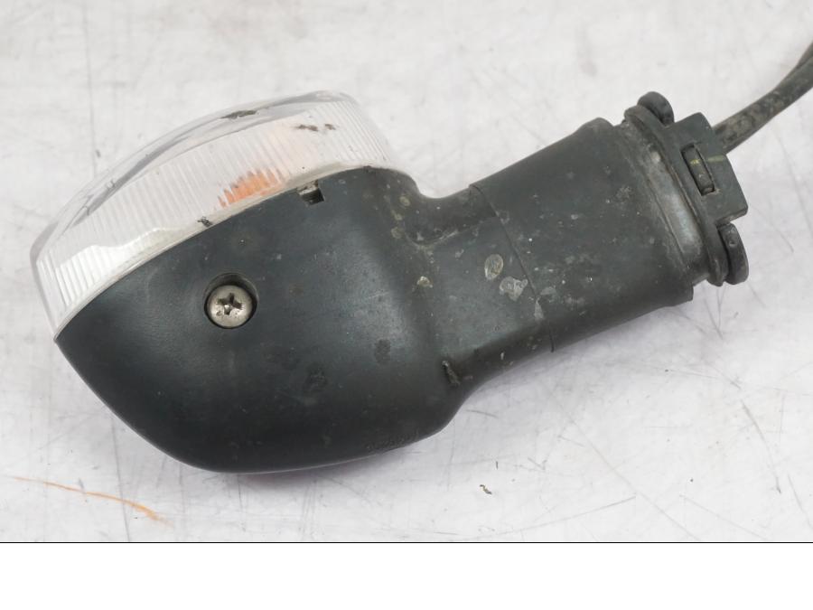 Snett nerifrån på Blinkers från en Yamaha MT-09 -2016 motorcykel.