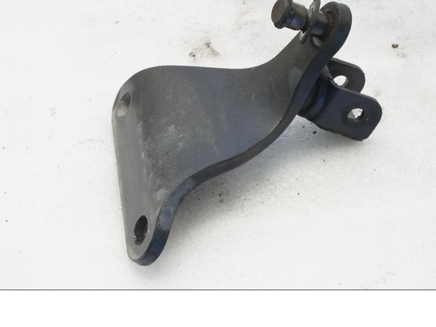 Framsidan på Fotpinnefäste från en Yamaha XVS 650 -1999 motorcykel.