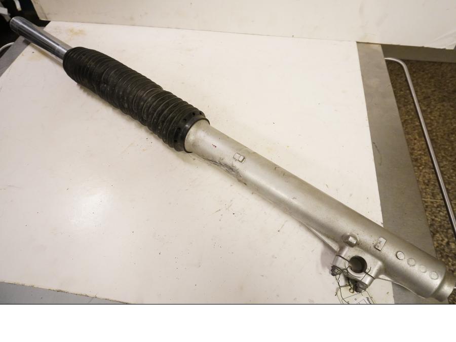 Framsidan på Gaffelben från en Yamaha DT 125 -2002 motorcykel.