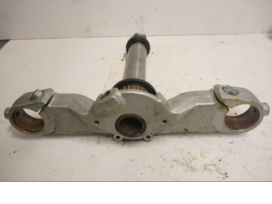 Baksidan på Gaffelkrona från en Kawasaki VN 1500 Classic Tourer -2003 motorcykel.