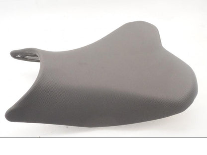 Höger sida på Sadel från en Kawasaki Z 400 -2020 motorcykel.