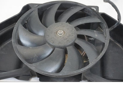 Snett uppifrån på Vattenkylfläkt från en Honda CB 600 F -2008 motorcykel.