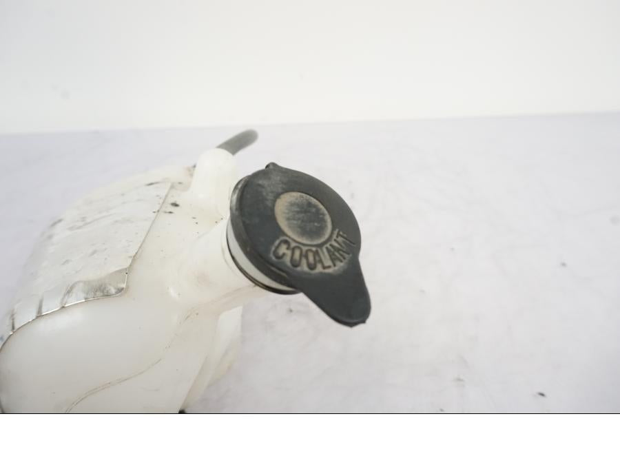 Snett nerifrån på Vattenexpansionskärl från en Honda VFR 1200 -2010 motorcykel.